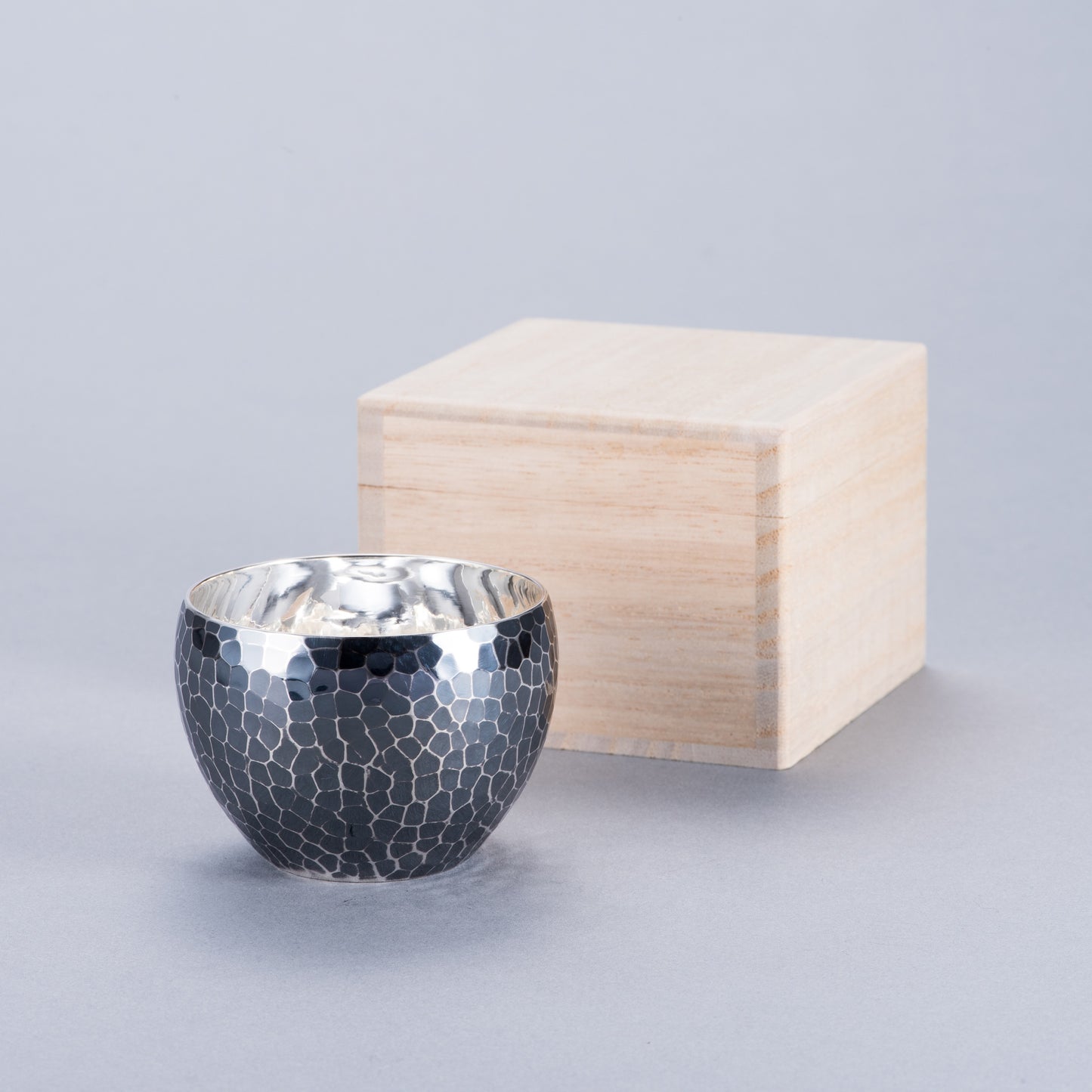 純銀　ぐい吞み　並型　鎚目　古美